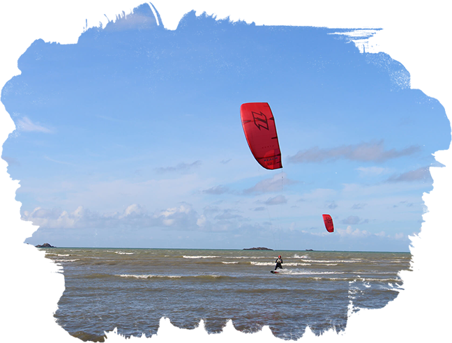 Photos d'une séance de kitesurf au large de la mer