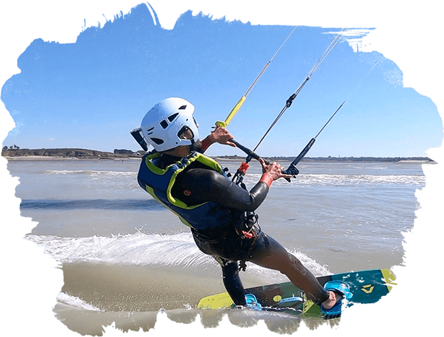 Un kitesurfeur au bord de la plage
