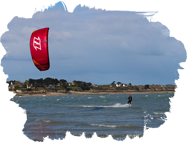 Groupe de kitesurfeur sur la plage