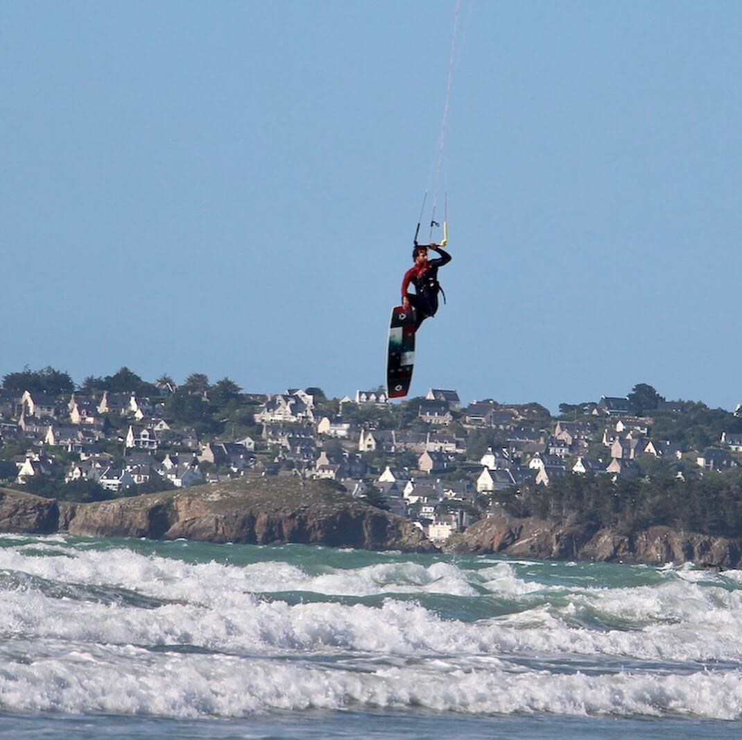 kitesurfeurs en pleine mer