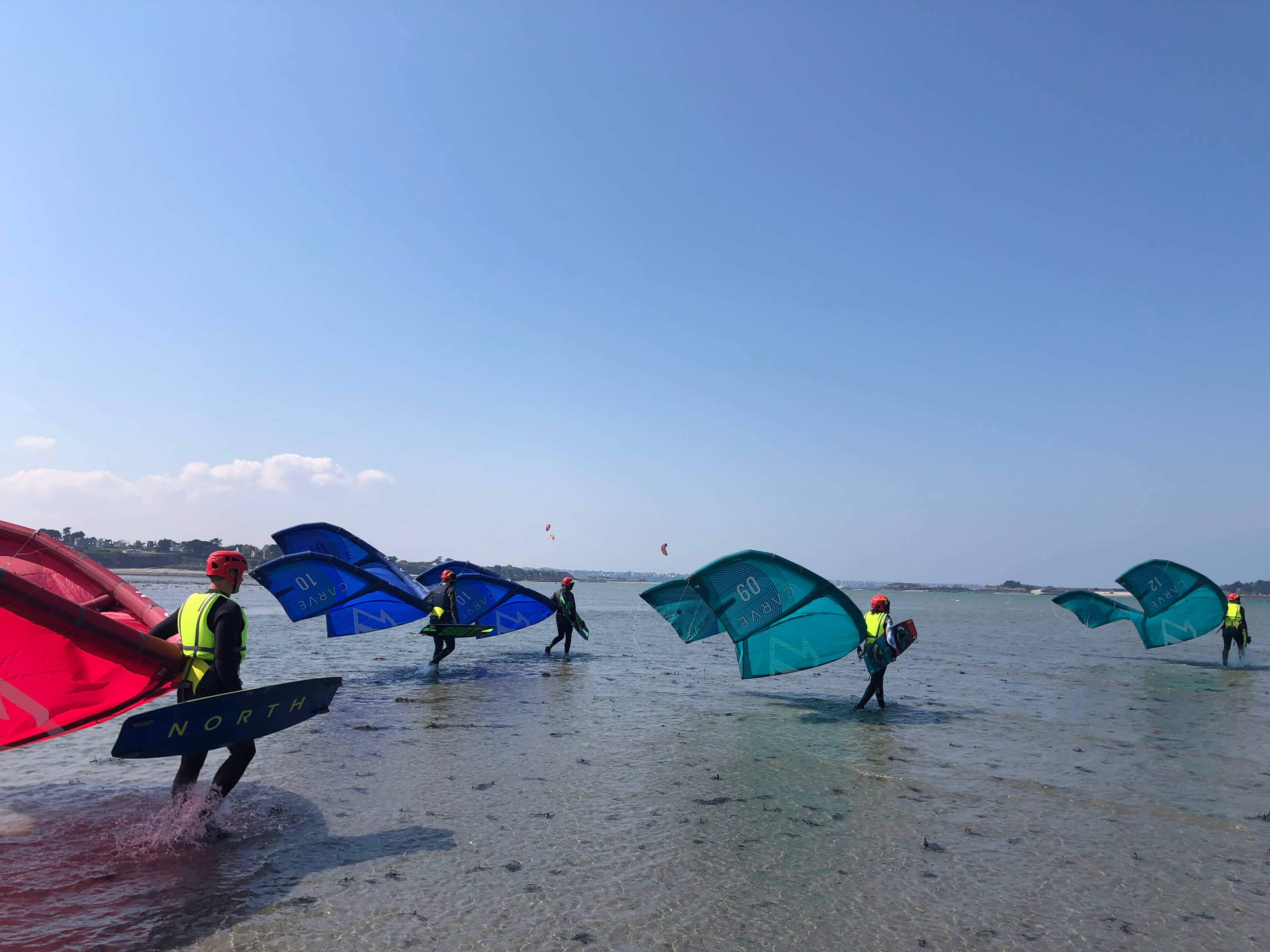 Un kitesurfeur faisant une figure en l'air