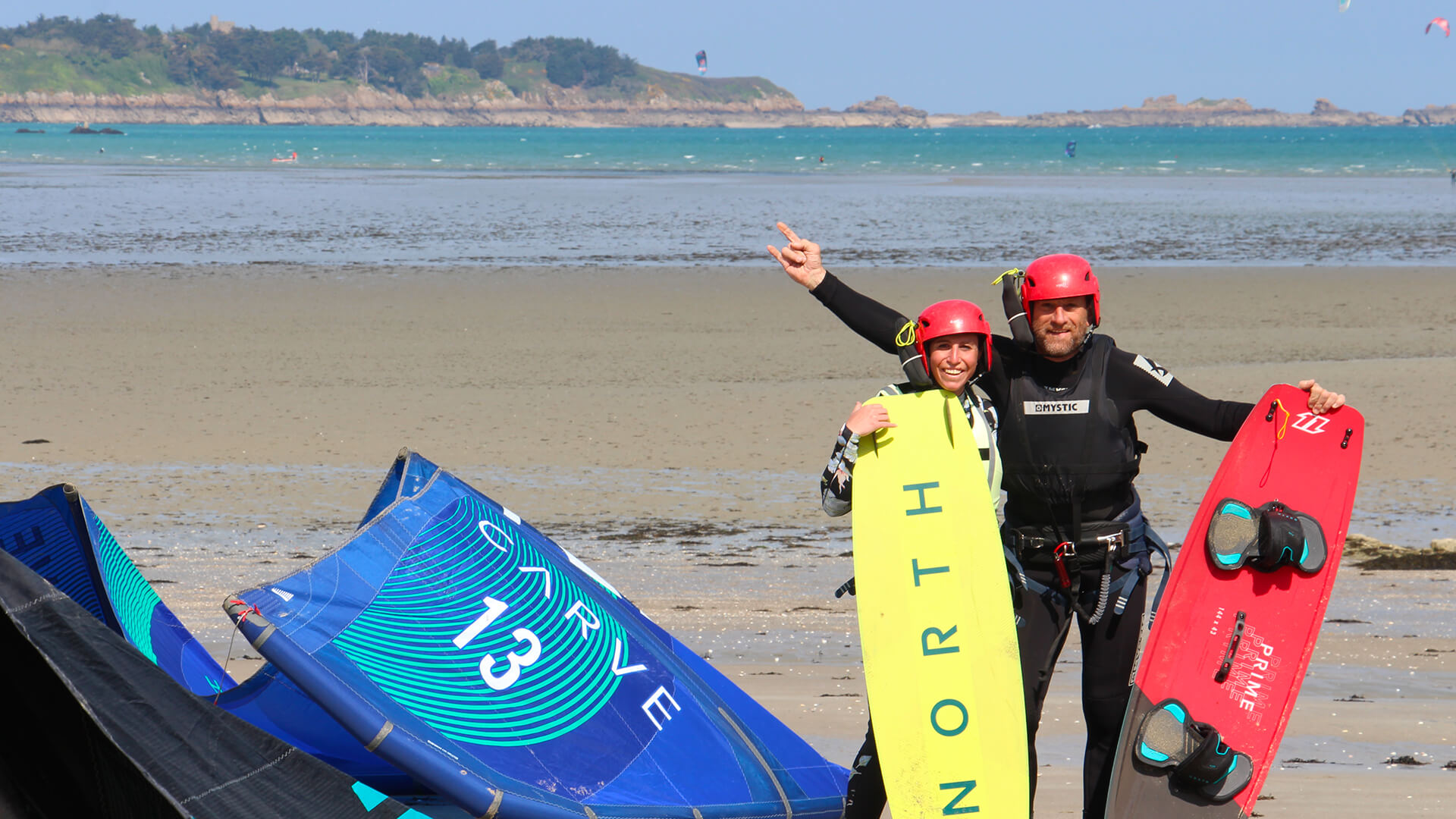 Un kitesurf posé sur le sable